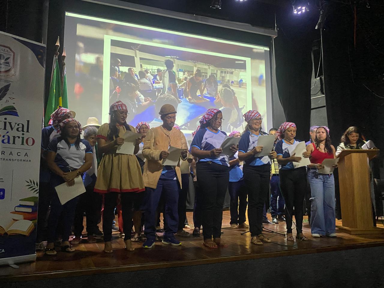 Coral de alunos do EJA da Escola Municipal Carmem Yolanda emociona público durante noite do Festival Literário no Teatro do Planetário de Arapiraca